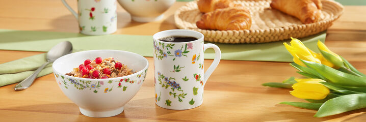 Fr&uuml;hst&uuml;cksschale mit M&uuml;sli und Kaffeetasse