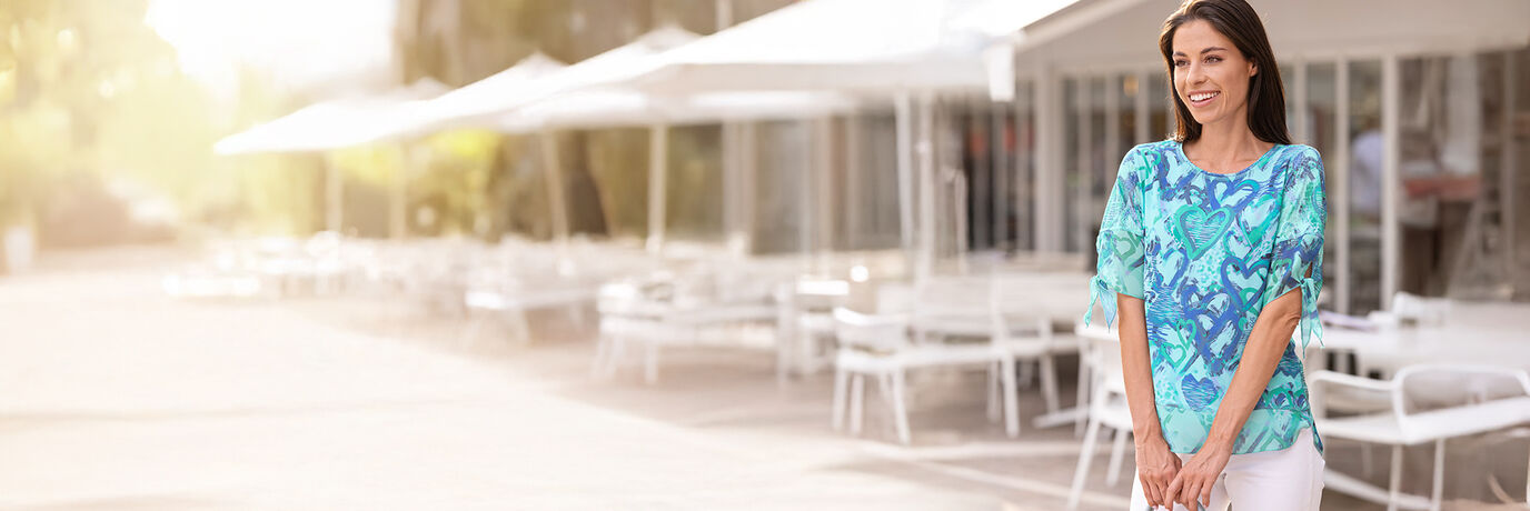 Dame in blauer Shirt-Tunika und wei&szlig;er Hose