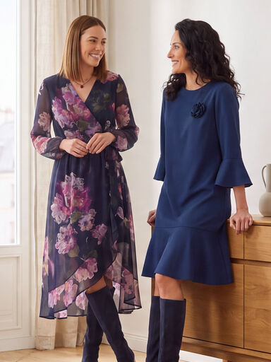 Zwei Damen in Kleidern im Gespr&auml;ch