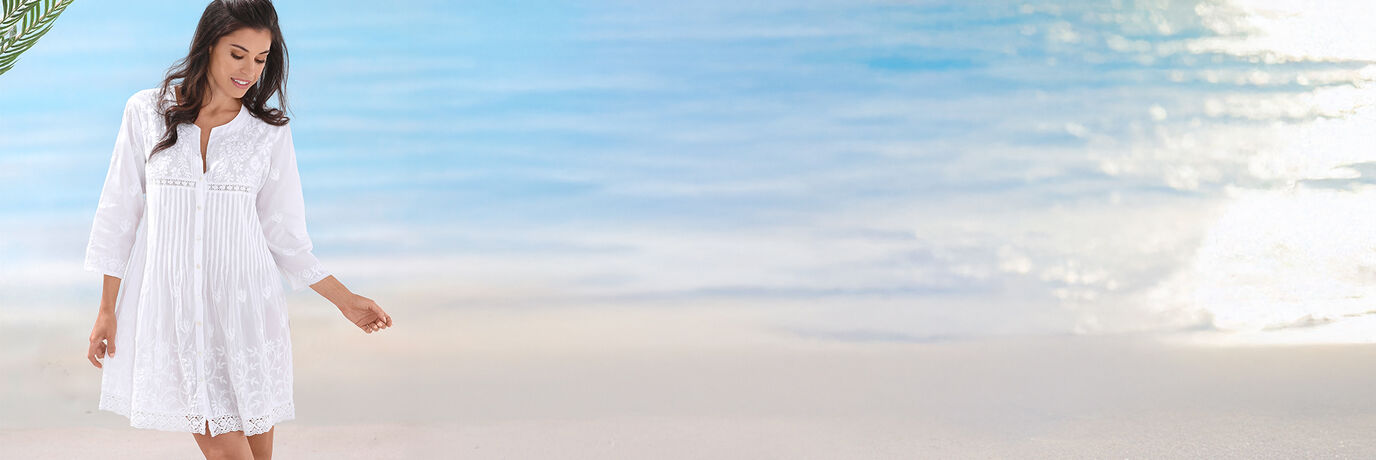 Frau in wei&szlig;em Kleid am Strand