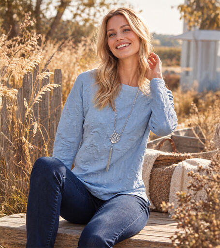 Dame in blauem Strickpullover