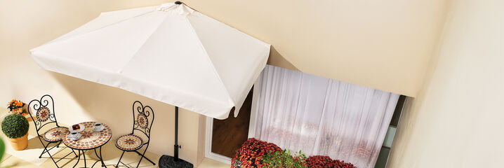 Balkontisch mit zwei St&uuml;hlen und Sonnenschirm