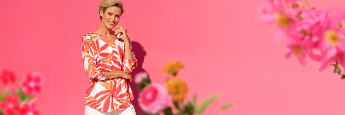 Dame in 3/4-Arm Bluse in Orange-Wei&szlig;