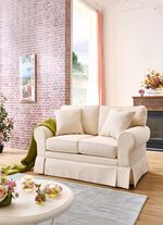 Frei im Raum aufstellbare Polsterm&ouml;bel mit Dekokissen 