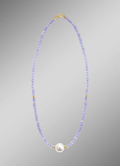 Halskette mit Perlenschimmer und Edelsteinglanz 