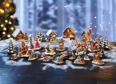 Winterliche Szene: Tolle Himmelsboten im Winterwald 