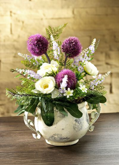 Gesteck im Tontopf mit Metallhenkel 