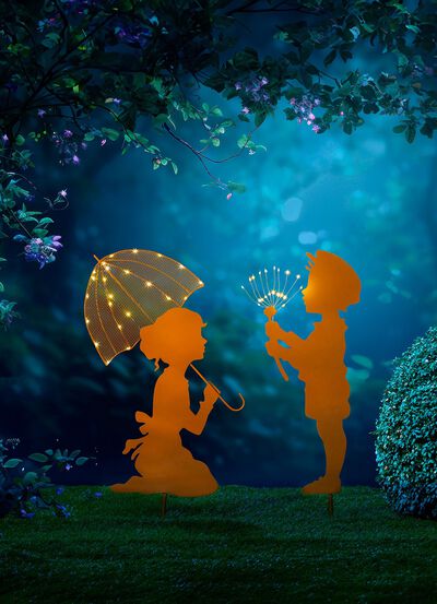 Junge und M&auml;dchen mit Schirm 