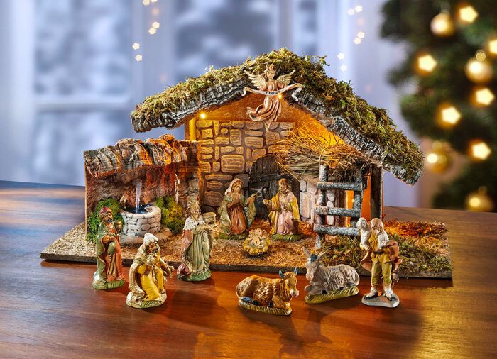 Beleuchteter Krippenstall aus Holz mit Brunnen 