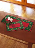 Traditionelle Tisch- und Raumdekoration mit Ilexzweig-Motiven 