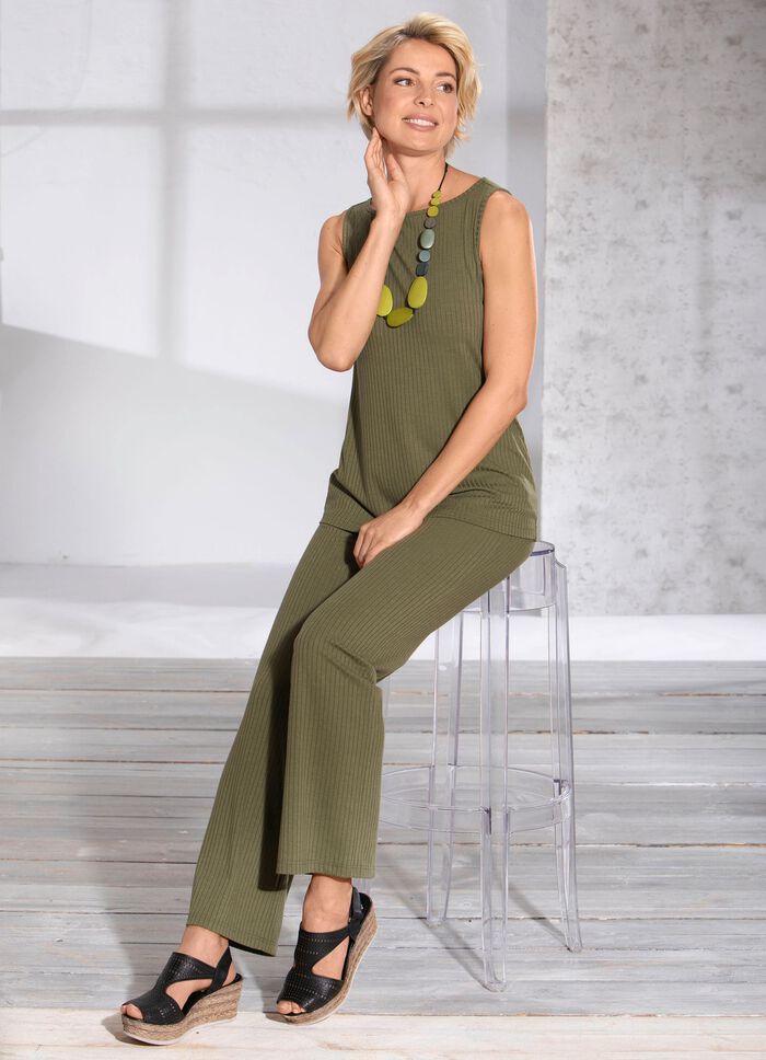 Tr&auml;gershirt mit modisch flachem Halsausschnitt in 2 Farben 