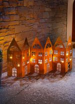 H&auml;user-Silhouette in Rostoptik mit integrierter Lichterkette 