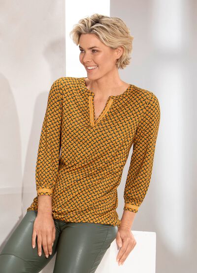 Shirt mit effektvollem Zierband am V-Ausschnitt in 2 Farben 