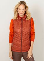 Steppweste mit seitlich figurschmeichelnder L&auml;ngssteppung 