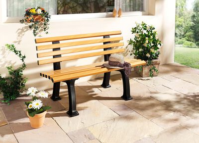 Gartenbank aus Kunststoff in Holzoptik 