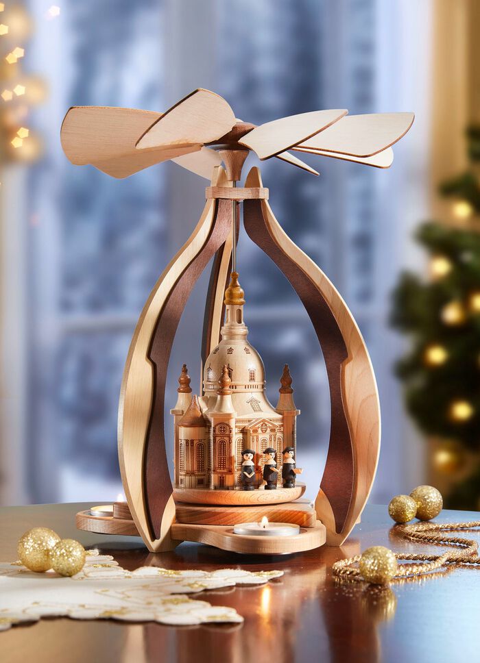 Tischpyramide aus massiven einheimischen H&ouml;lzern 