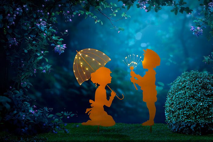 Junge und M&auml;dchen mit Schirm 