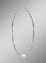 Halskette mit Perlenschimmer und Edelsteinglanz 