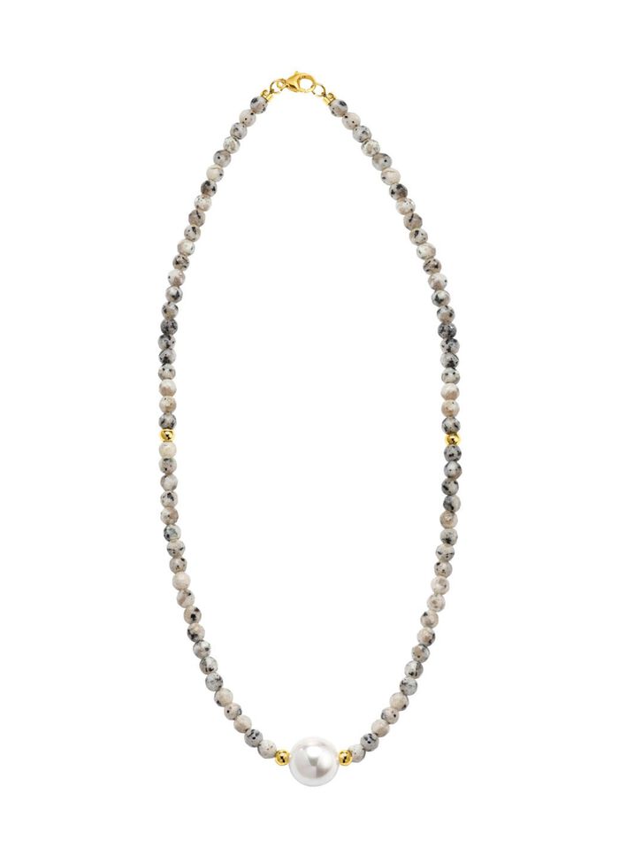 Halskette mit Perlenschimmer und Edelsteinglanz 