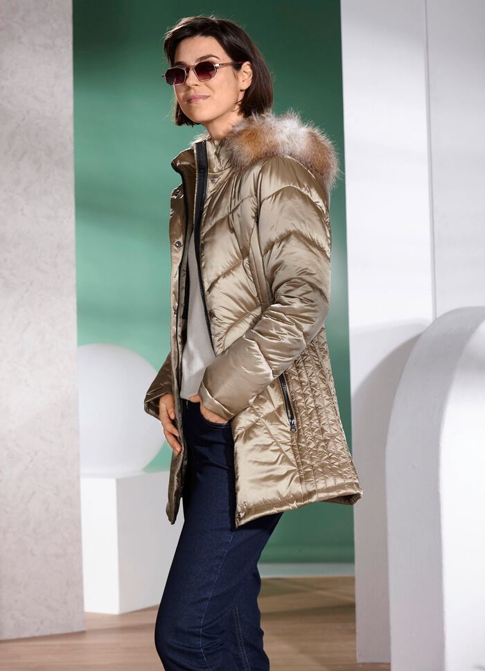 Jacke mit figurschmeichelnder L&auml;ngssteppung seitlich 