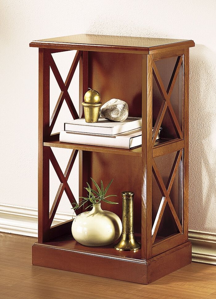 Teilmassives Regal mit dekorativen Kreuzsprossen 