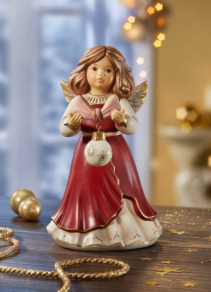 Engel mit Weihnachtsbaumkugel 