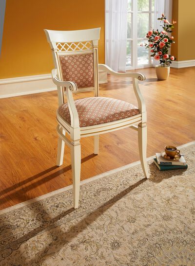 Stilsichere Sitzm&ouml;bel auf massivem Buchengestell 