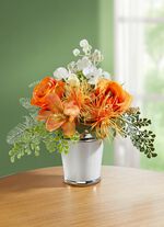 Rosen-/Lilien-Arrangement in wei&szlig;em Keramiktopf 