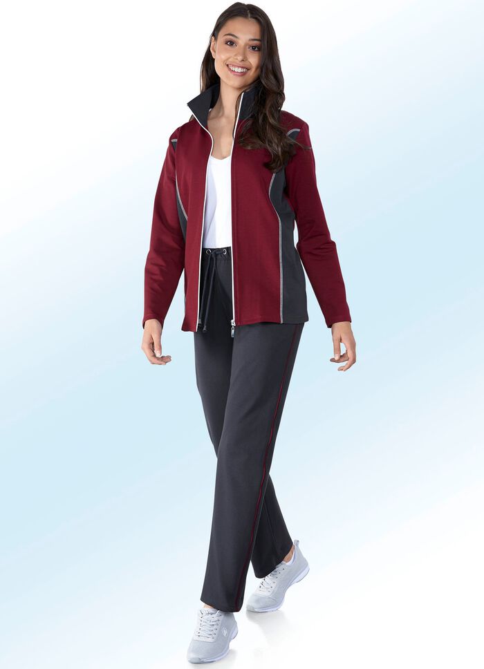 Freizeitanzug mit Kontrasteinsatz am Kragen 