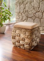 Sitztruhe aus Naturfaser in raffinierter Flechtart 