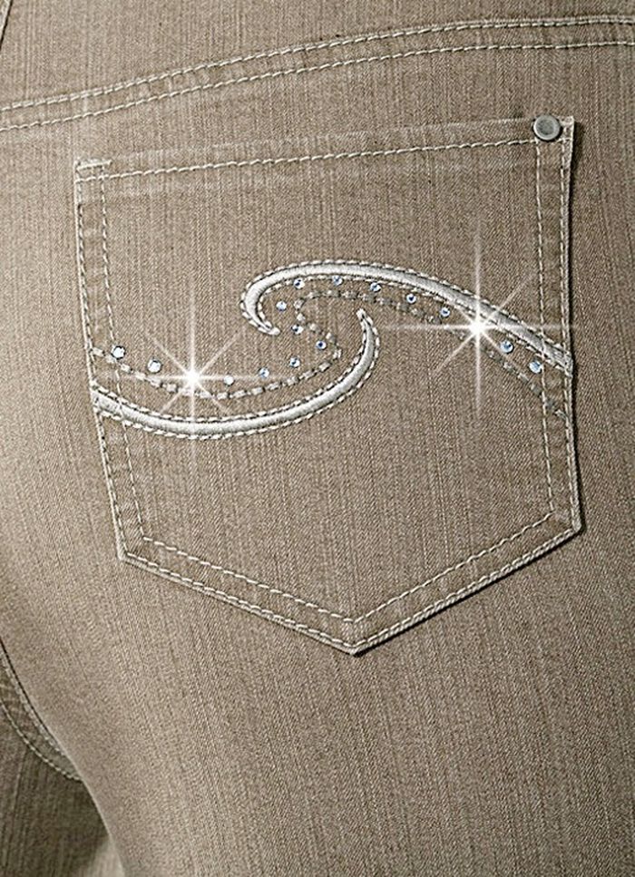 Komfortjeans verziert mit Strasssteinen 