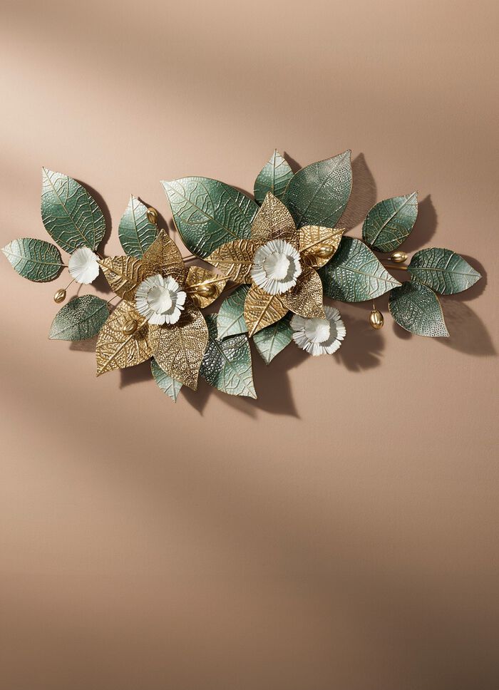 Wanddekoration mit Bl&uuml;ten- und Bl&auml;ttermotiv 