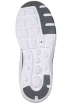 Sneaker aus effektvoll dessiniertem Textilmaterial 