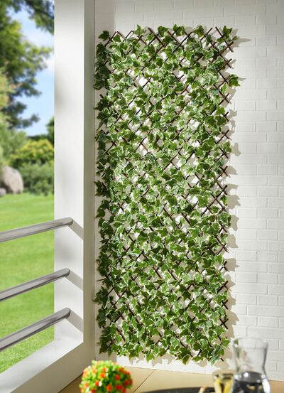 Wandgitter aus Bl&auml;tter und Bl&uuml;ten 