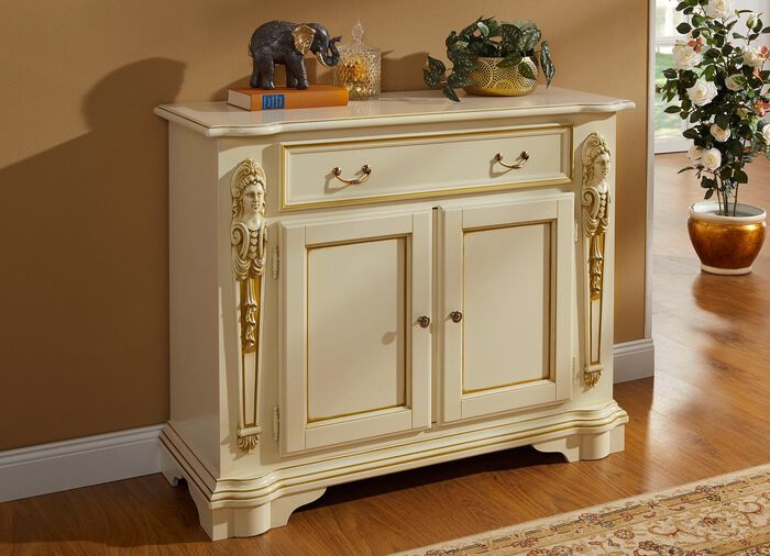 Italienische Kommodenserie mit reich verzierten Fronten 