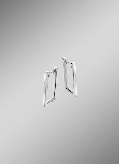 Moderne Klappcreolen in eckiger Form 