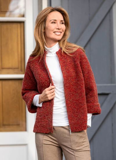Strickjacke aus Boucl&eacute;garn 