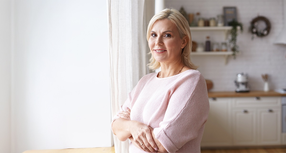 Mode für Frauen ab 50 mit Bauch